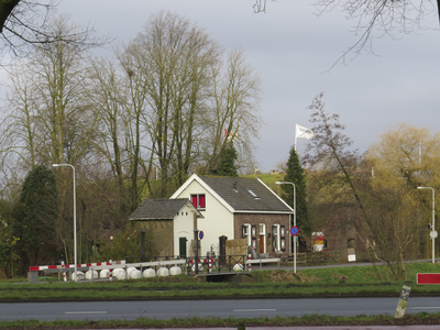 906711 Gezicht op het huis Gageldijk 204 met links een transformatorhuisje, voor fort de Gagel te Utrecht, vanaf de ...